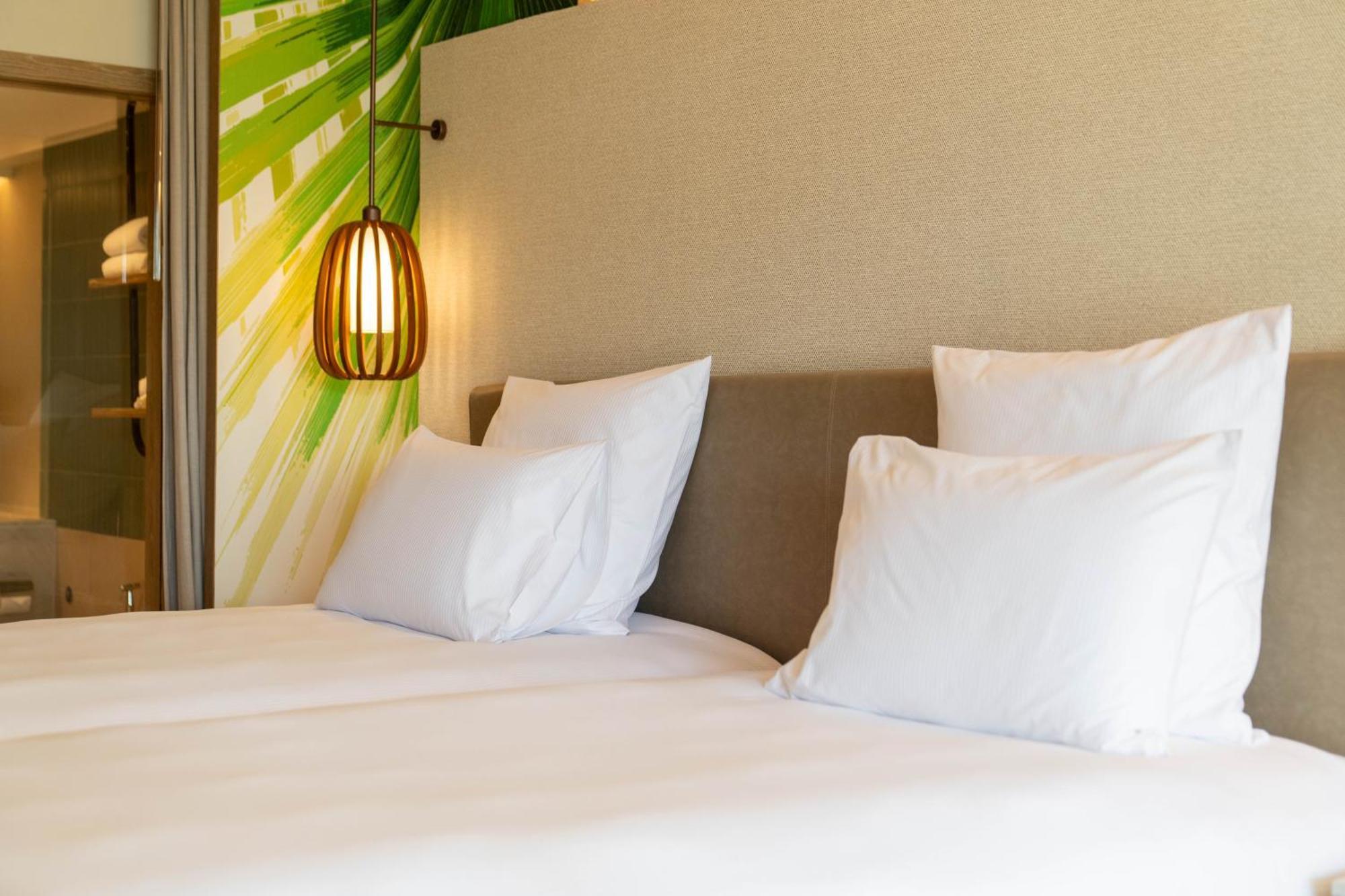 普吉岛阿卡迪亚希尔顿水疗度假村 Karon 外观 照片 A bed with pillows