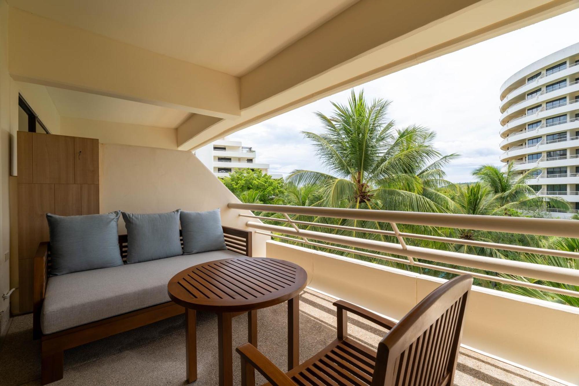 普吉岛阿卡迪亚希尔顿水疗度假村 Karon 外观 照片 A balcony at the hotel