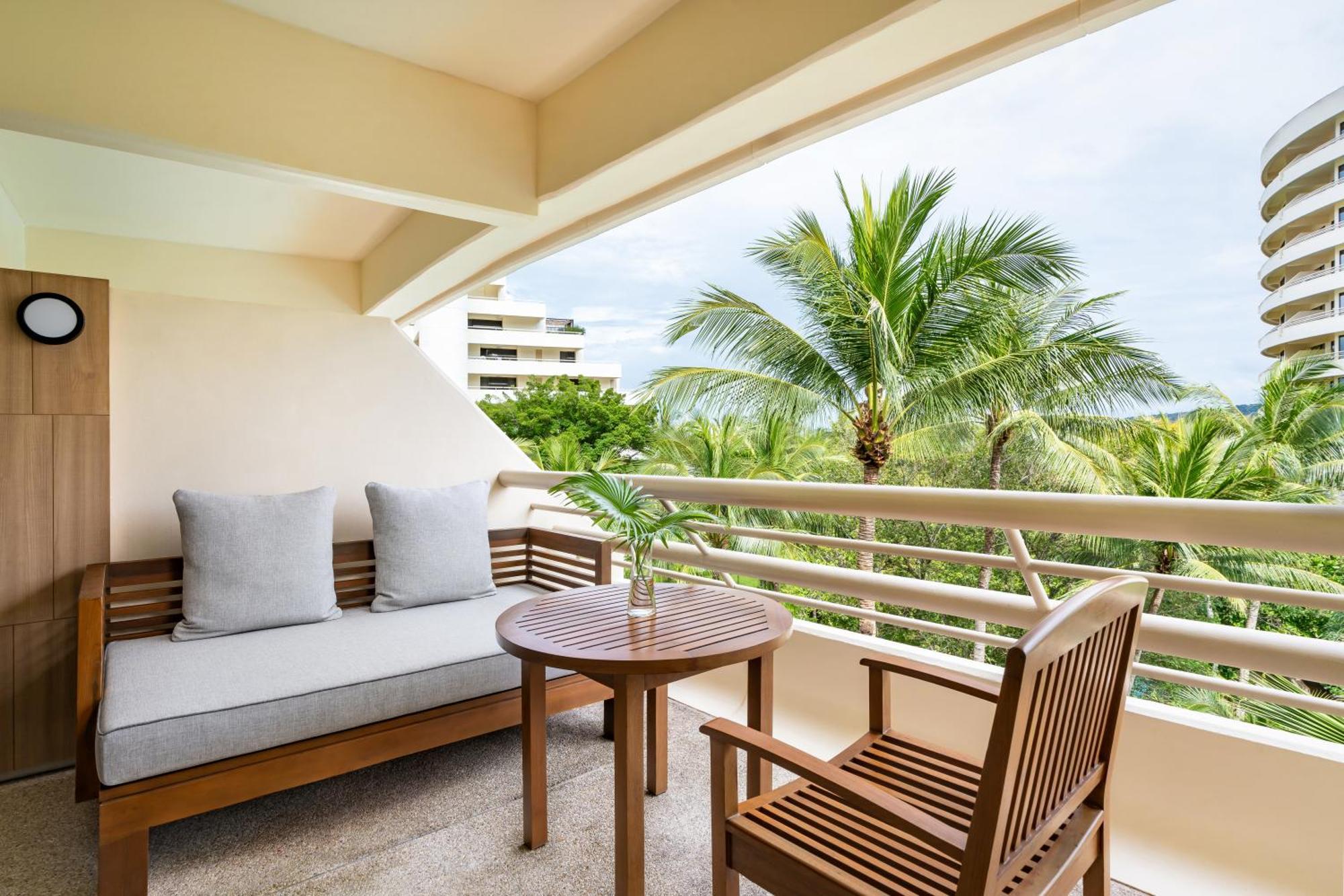 普吉岛阿卡迪亚希尔顿水疗度假村 Karon 外观 照片 A balcony at the hotel