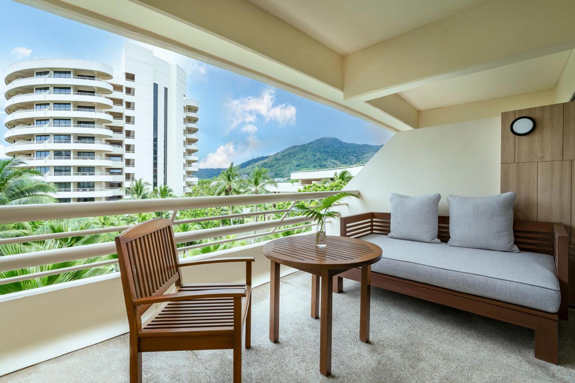 普吉岛阿卡迪亚希尔顿水疗度假村 Karon 外观 照片 A balcony at the hotel