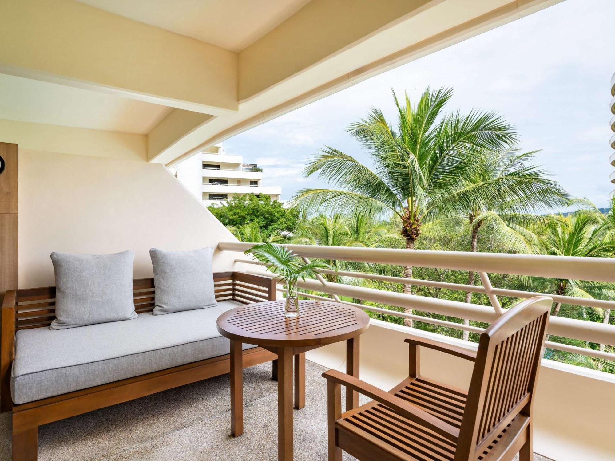 普吉岛阿卡迪亚希尔顿水疗度假村 Karon 外观 照片 A balcony at the Royal Hawaiian Hotel