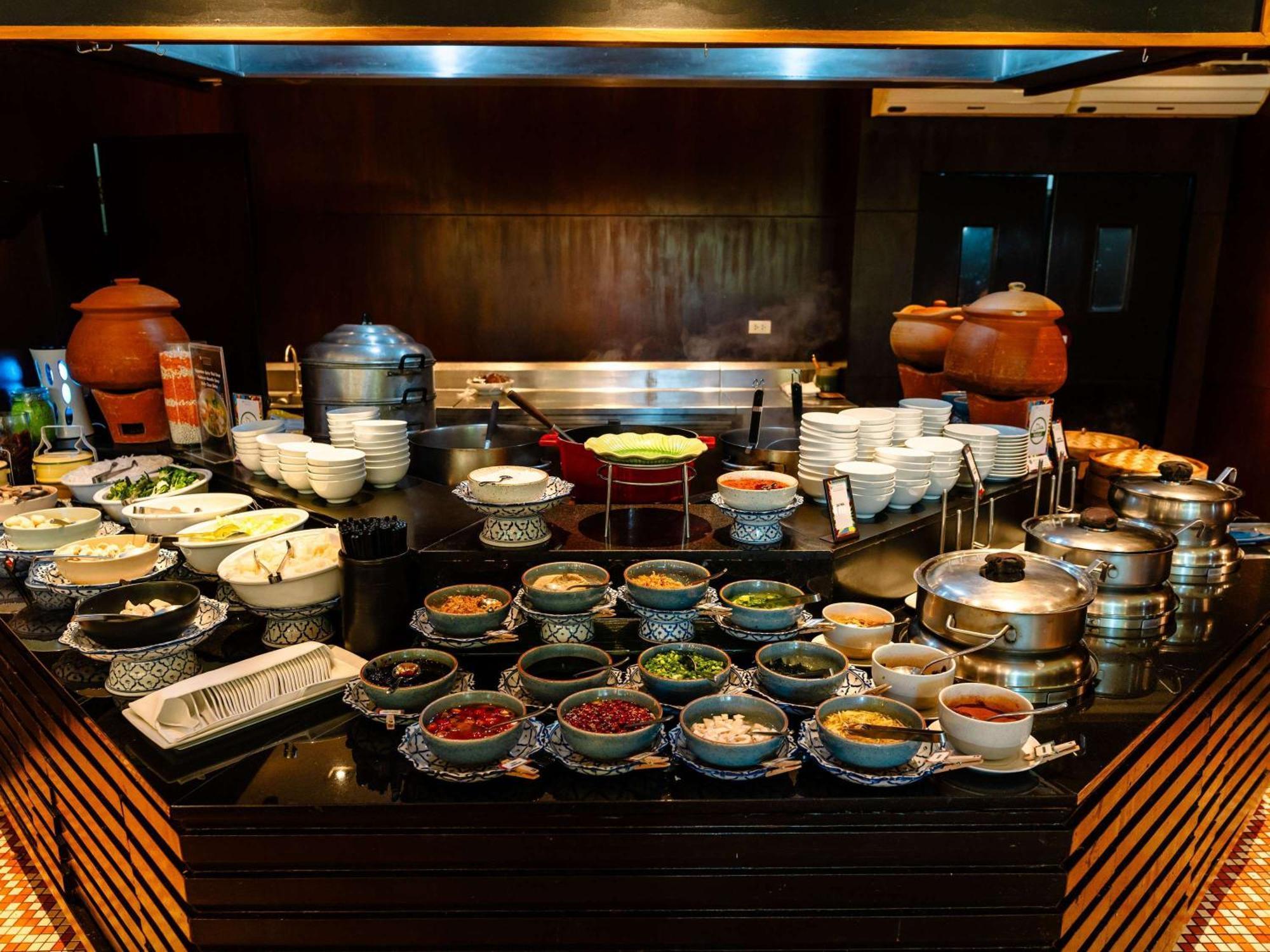 普吉岛阿卡迪亚希尔顿水疗度假村 Karon 外观 照片 A live kitchen at a hotel