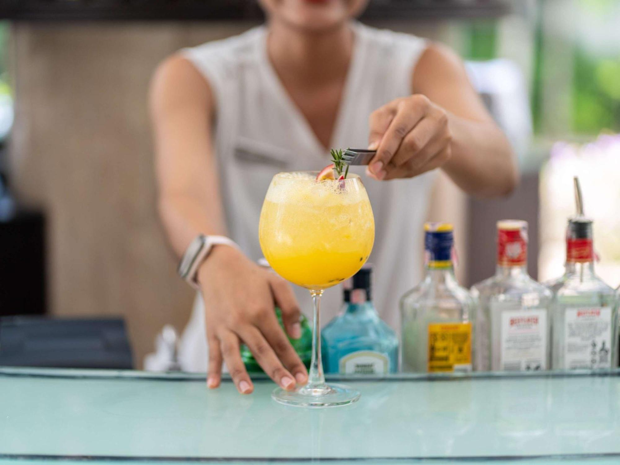 普吉岛阿卡迪亚希尔顿水疗度假村 Karon 外观 照片 A bartender preparing a cocktail