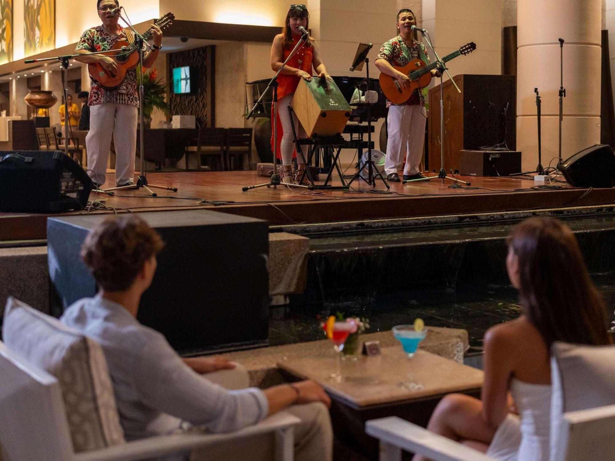 普吉岛阿卡迪亚希尔顿水疗度假村 Karon 外观 照片 Live music at the lobby