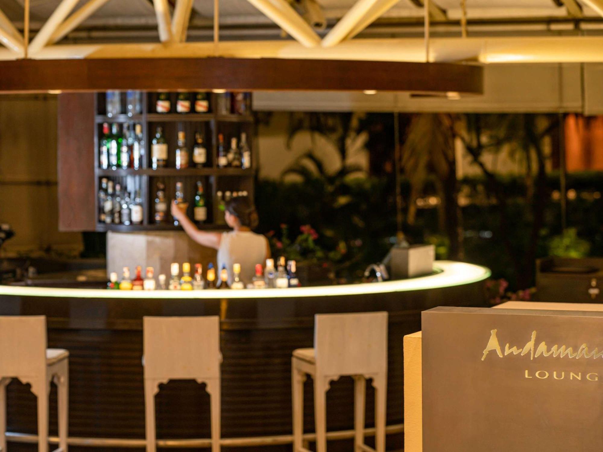 普吉岛阿卡迪亚希尔顿水疗度假村 Karon 外观 照片 A bar at the Andaz