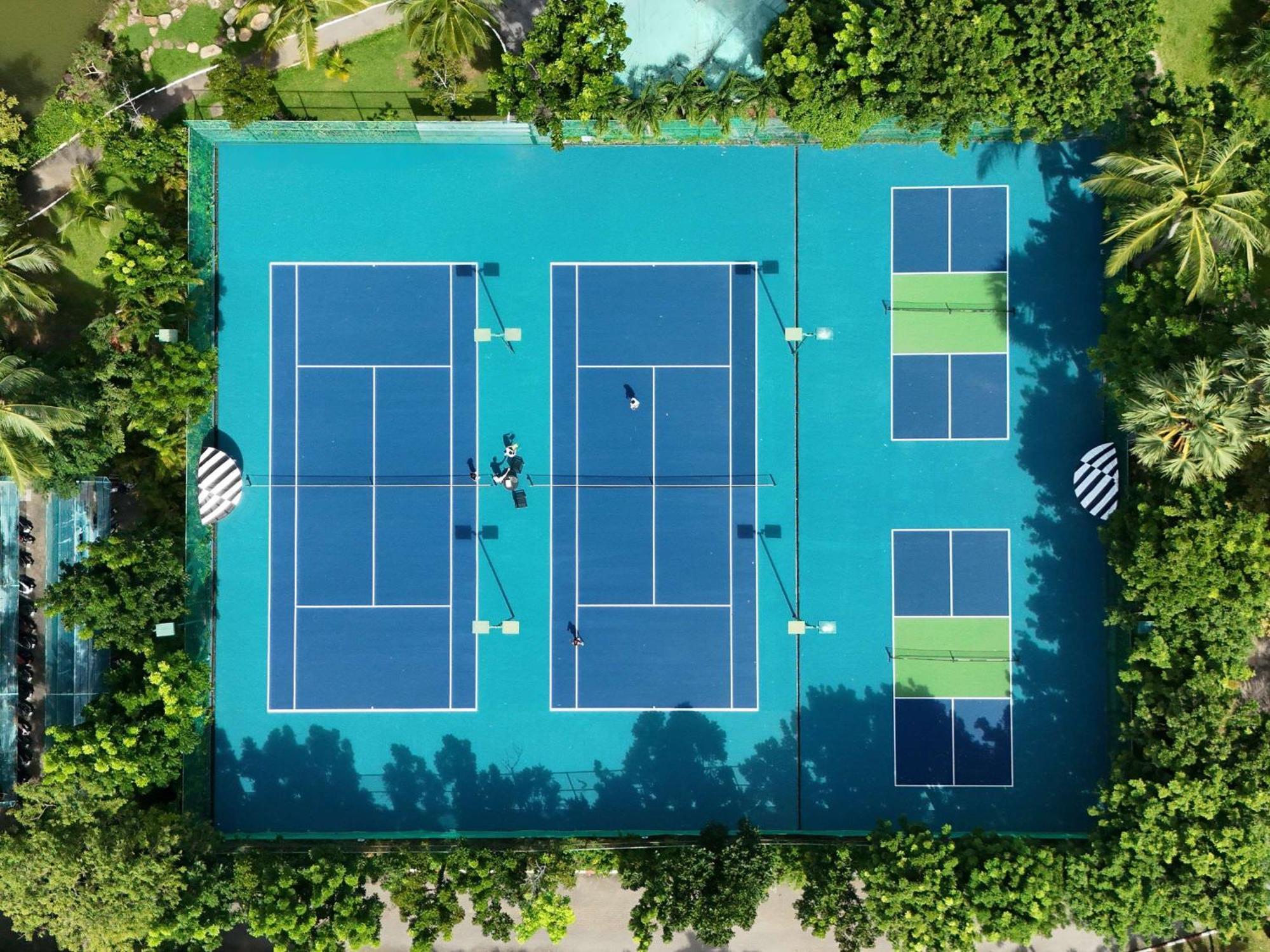 普吉岛阿卡迪亚希尔顿水疗度假村 Karon 外观 照片 Tennis courts at the Boca Raton Resort